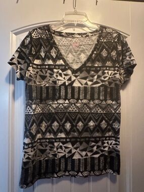 Mossimo Supply Co. Black & White V-Neck Geometric Short Sleeve Top